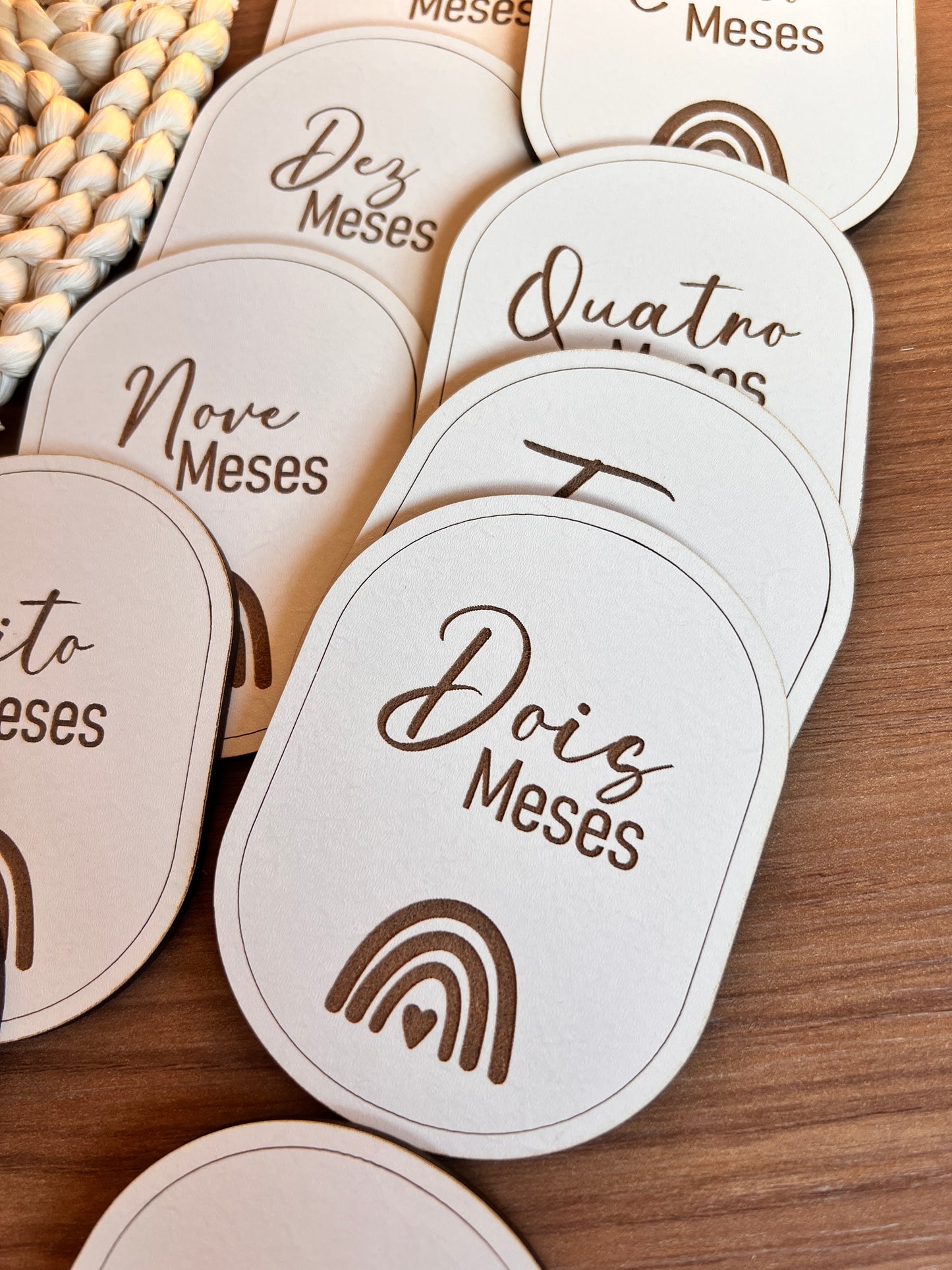 Conjunto de Placas em Madeira para Registar os Primeiros Meses do Bebé – Personalizado com Nome