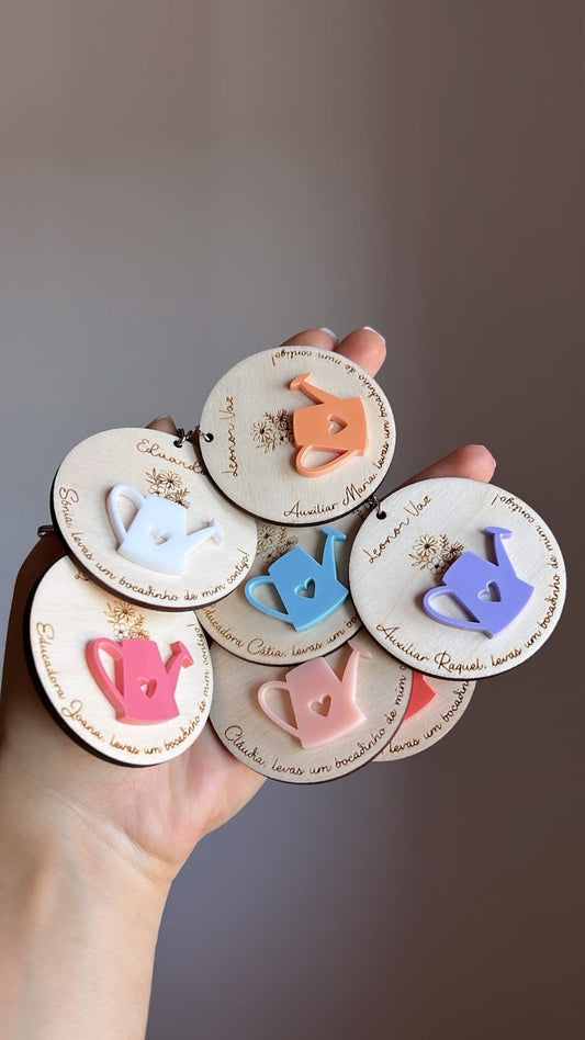 Chaveiros personalizados para educadores com regadores em acrílico colorido e frases de agradecimento gravadas a laser