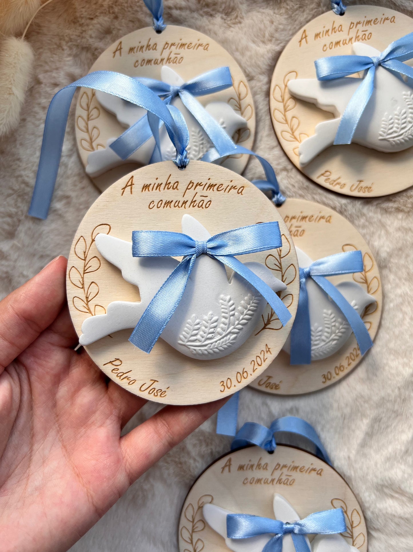 Lembrança com base de madeira e pomba de gesso