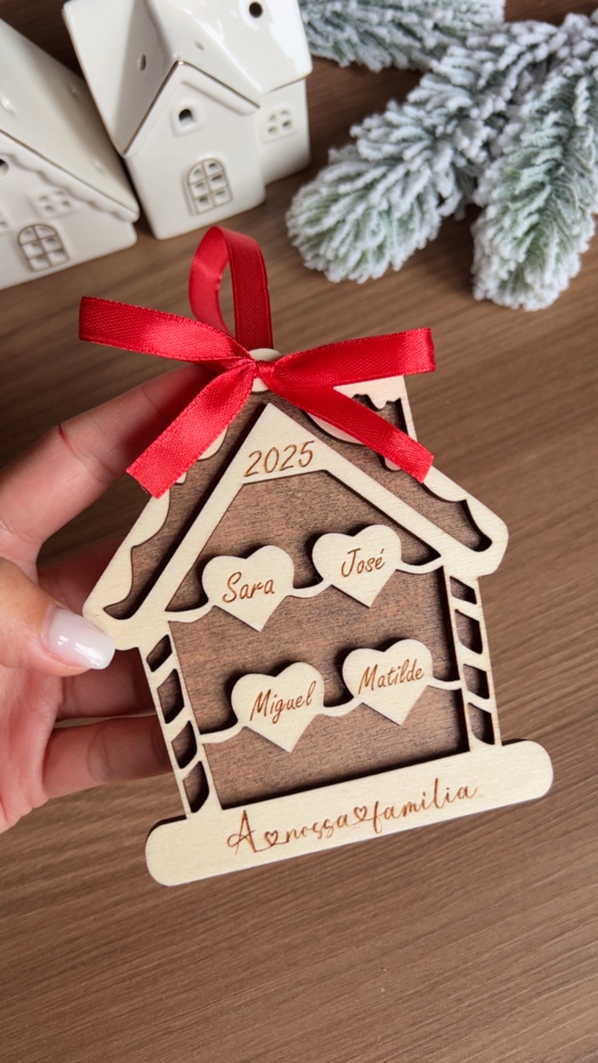 Casinha dos membros da família com corações
