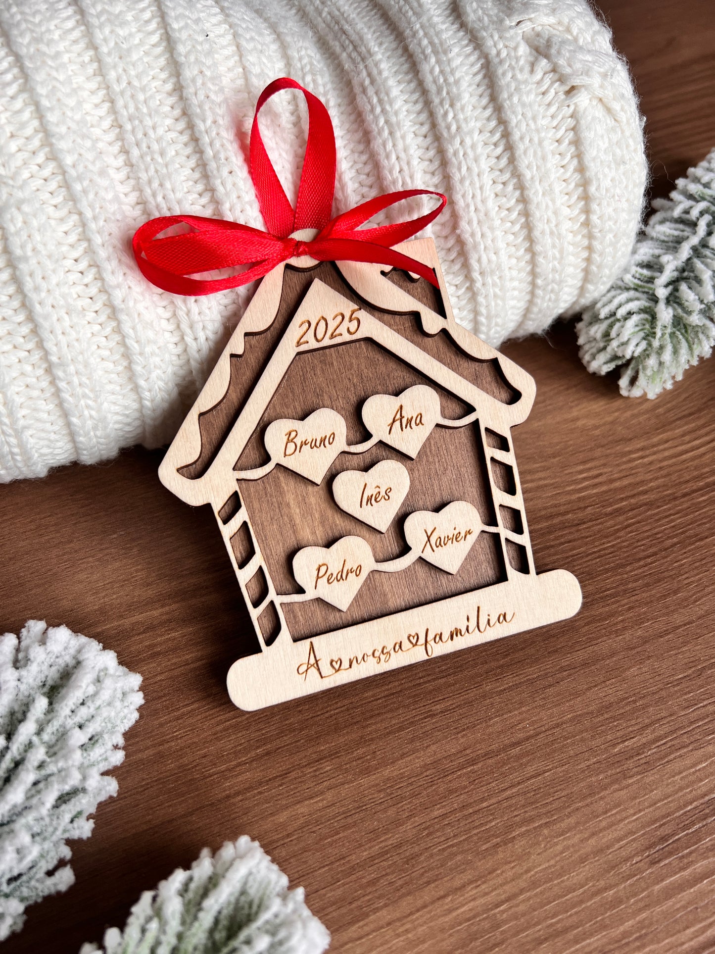 Casinha dos membros da família com corações