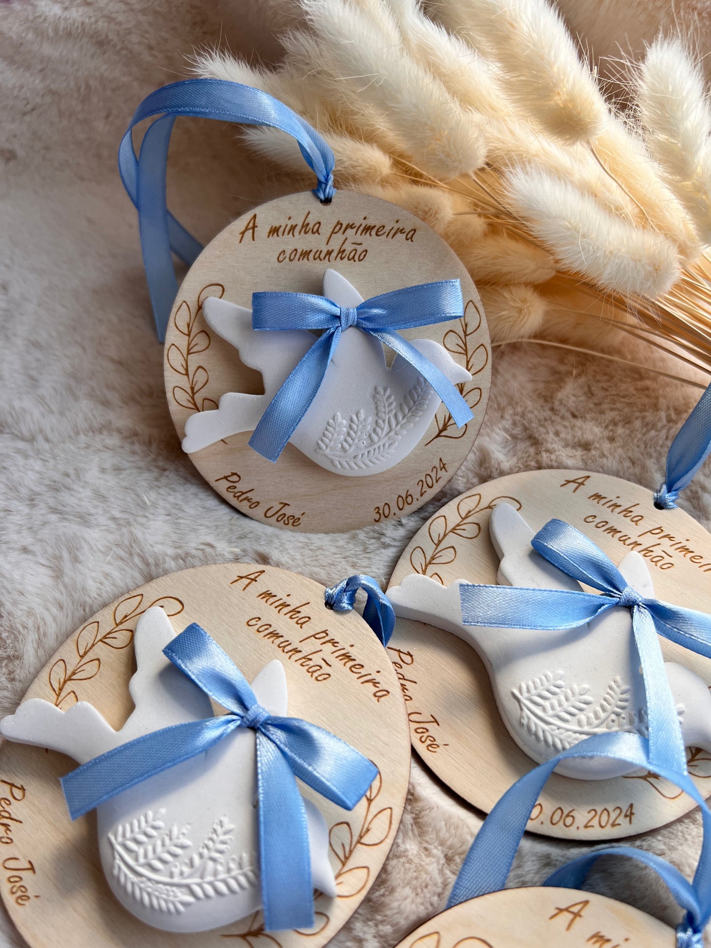 Lembrança com base de madeira e pomba de gesso