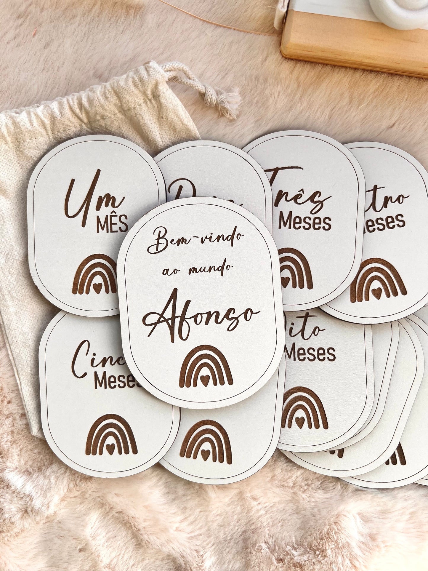 Conjunto de Placas em Madeira para Registar os Primeiros Meses do Bebé – Personalizado com Nome