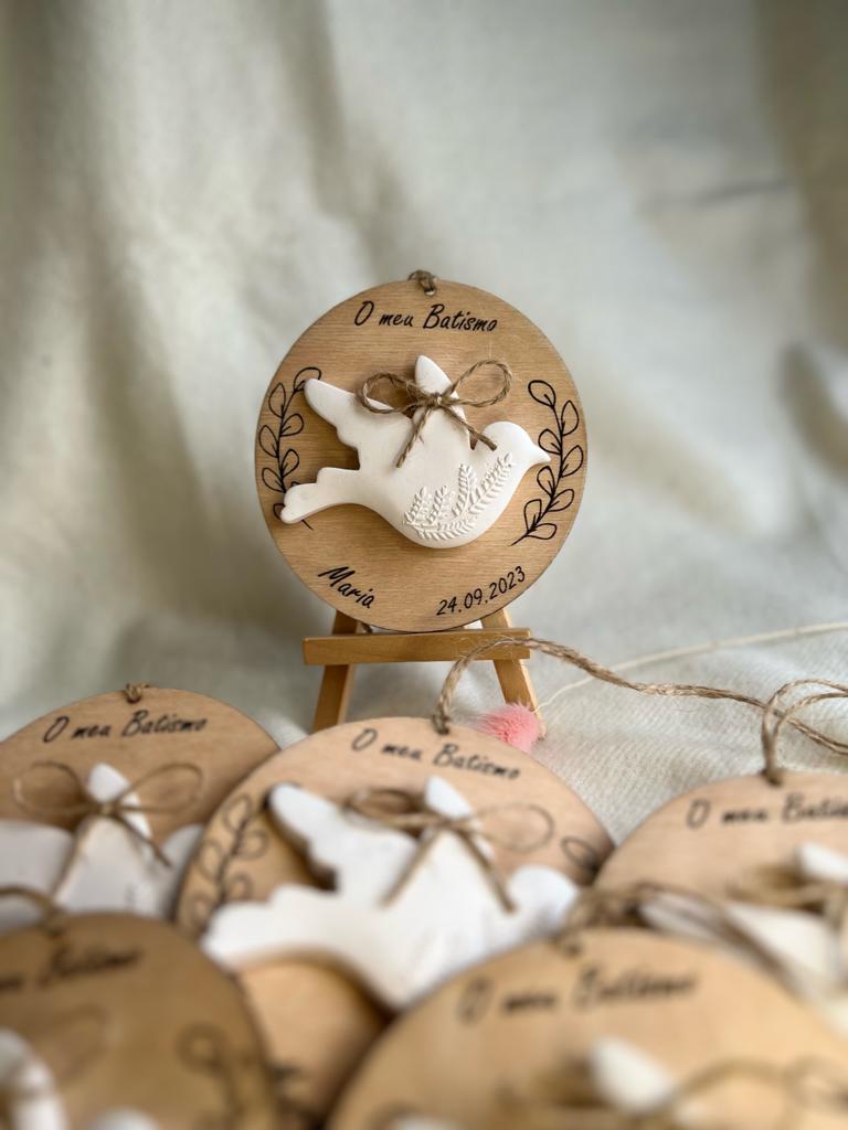 Lembrança com base de madeira e pomba de gesso