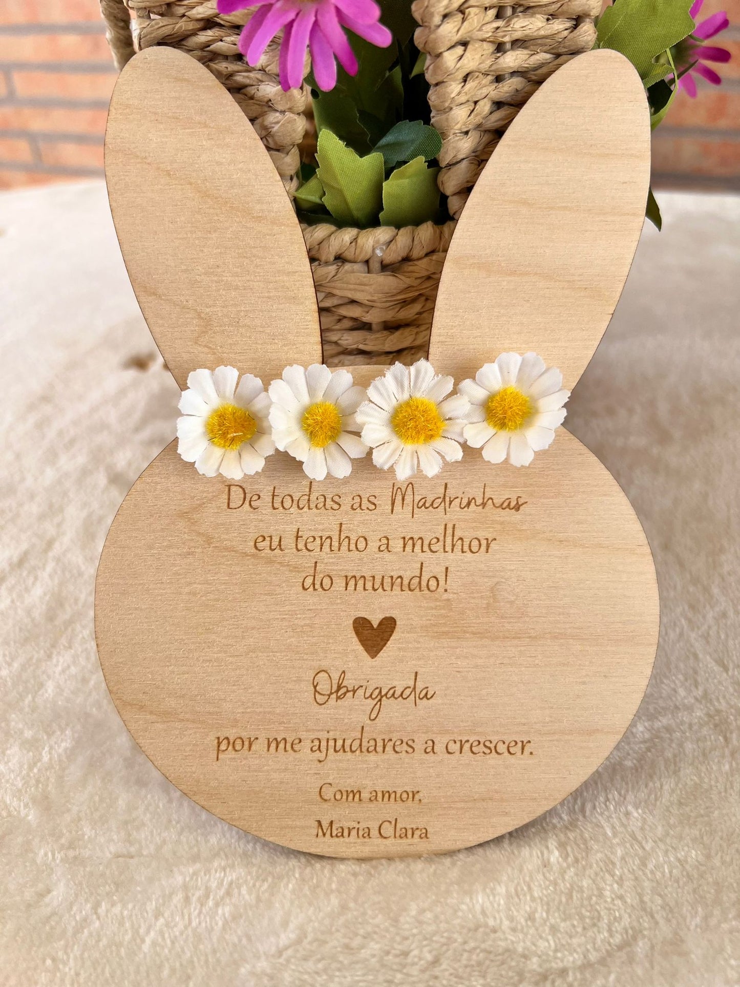 Coelhinho da Páscoa com flores para madrinha / padrinho