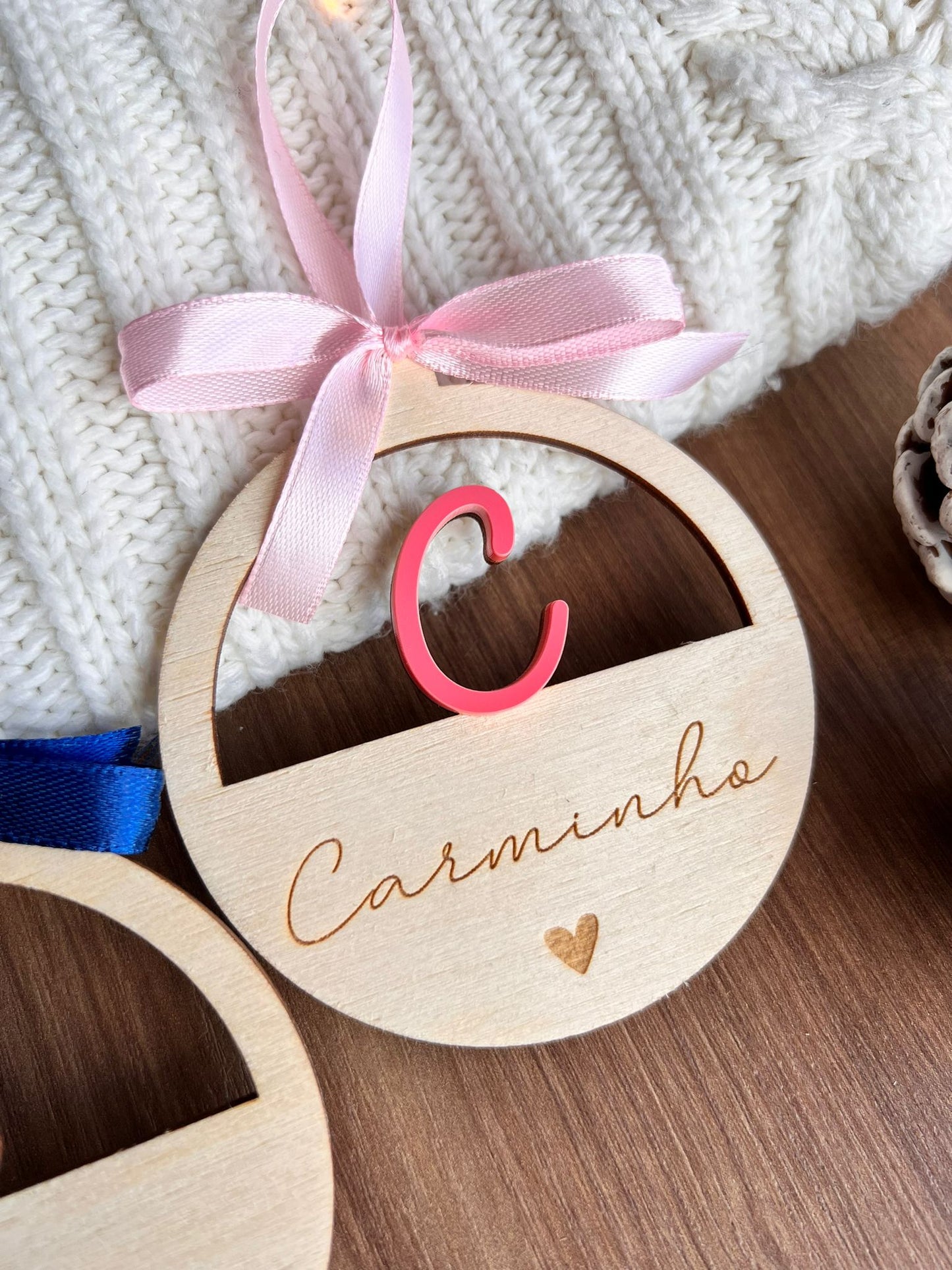 Ornamento de Natal com inicial e nome