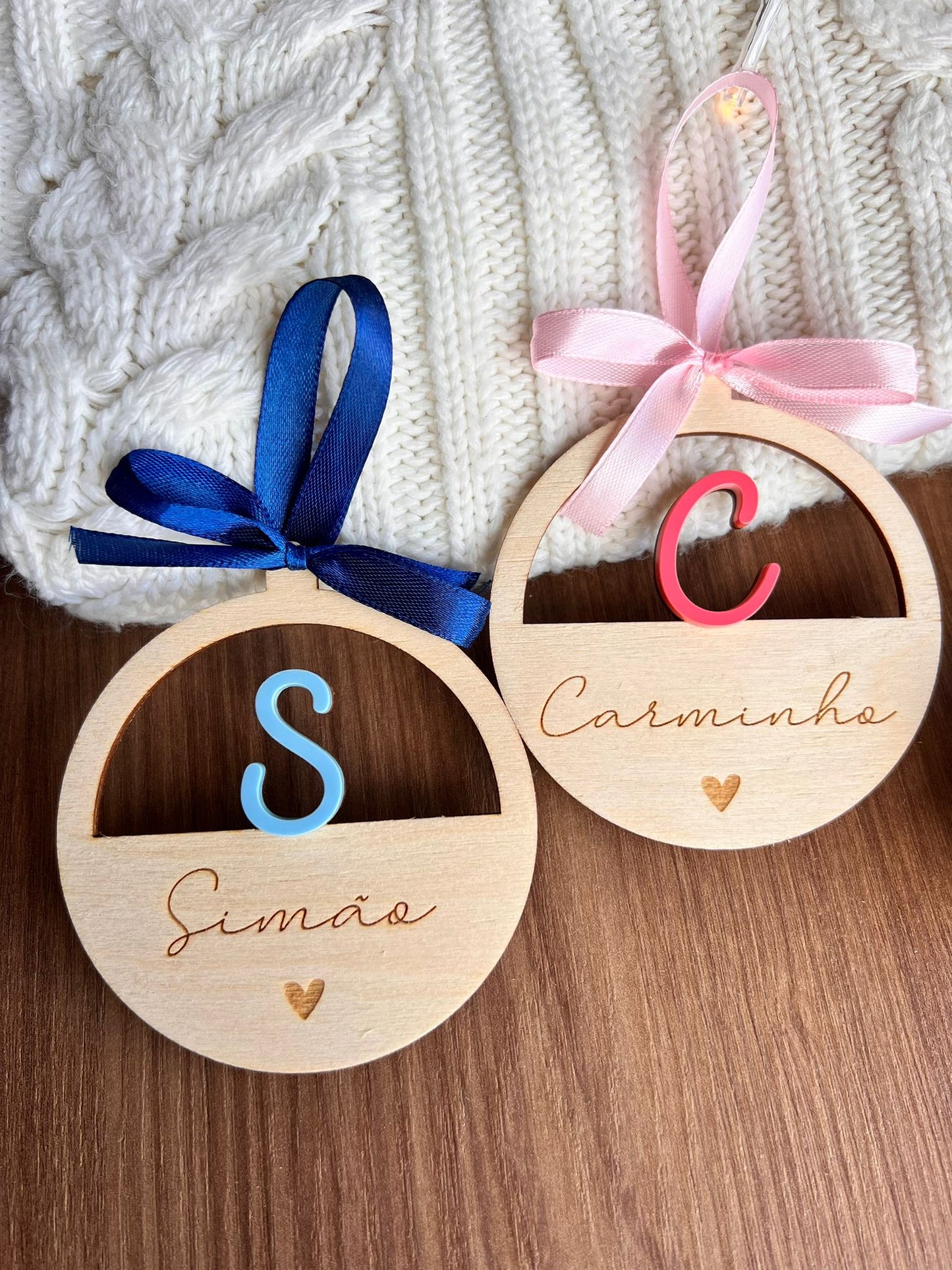 Ornamento de Natal com inicial e nome
