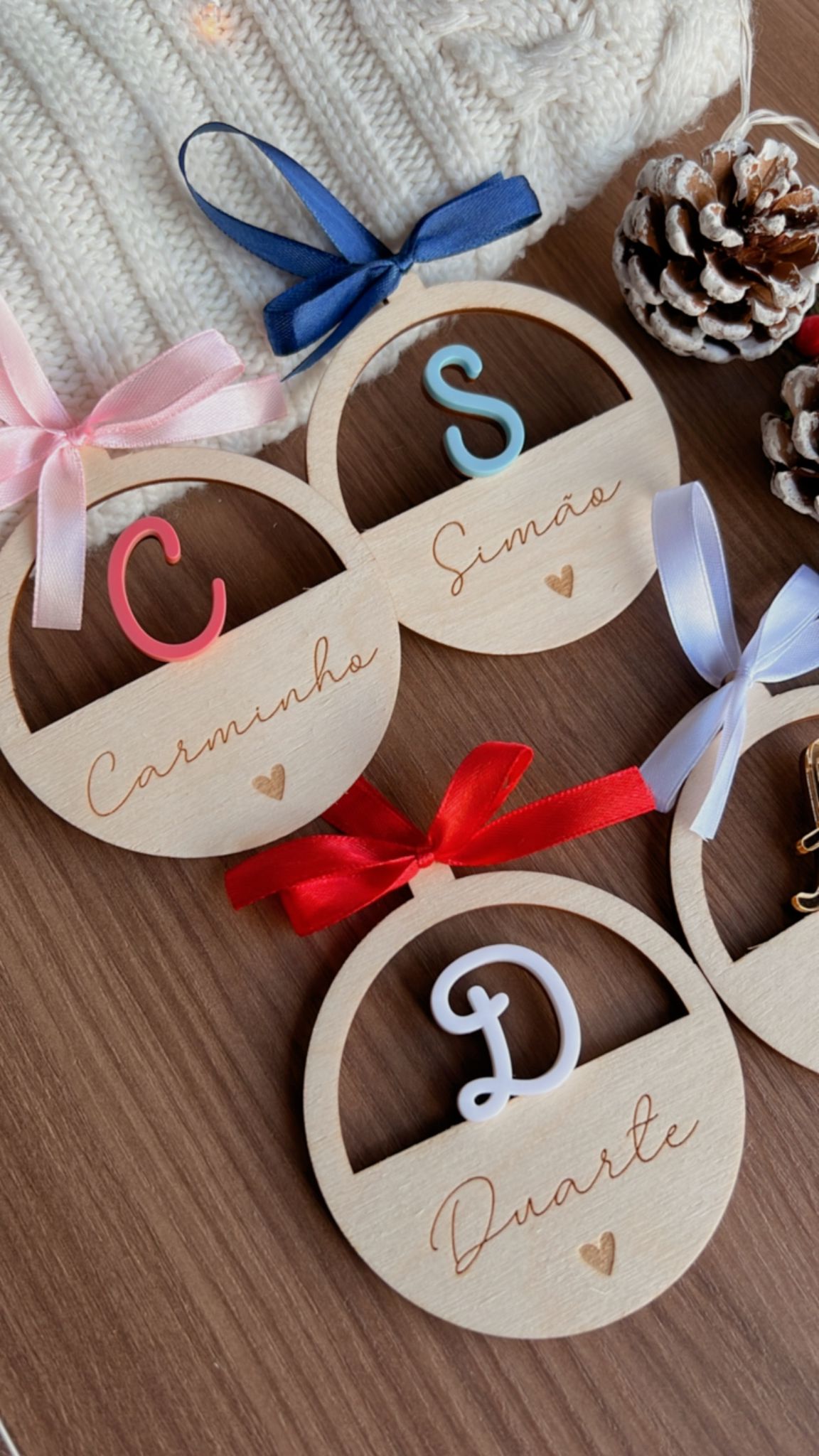 Ornamento de Natal com inicial e nome