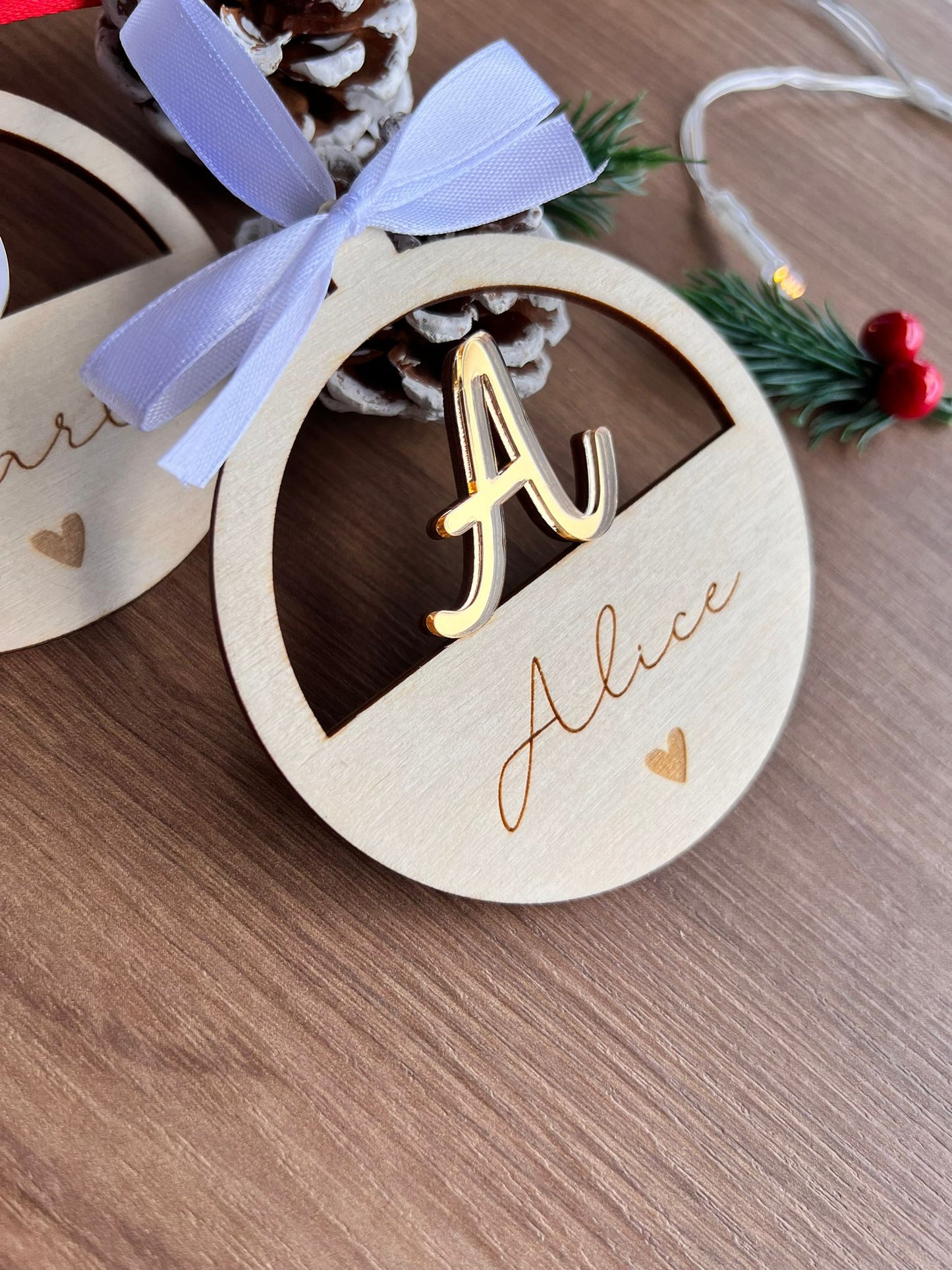 Ornamento de Natal com inicial e nome