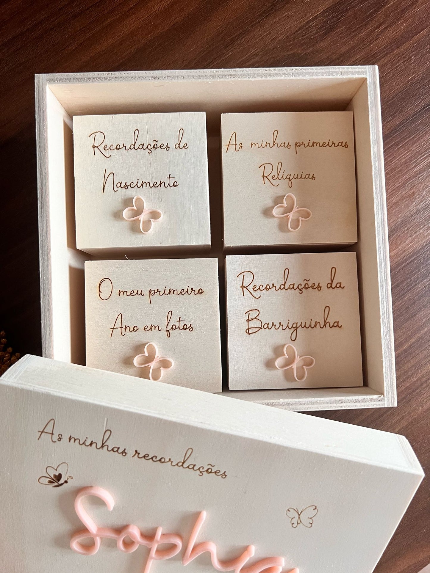 Caixa de memórias de madeira para Bebé – Modelo Arco Íris