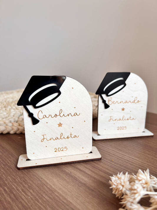 Lembrança finalista personalizada com nome e ano, feita em madeira de bétula com aplique em acrílico em forma de chapéu de graduação. Uma prenda perfeita para marcar o fim do ano escolar.