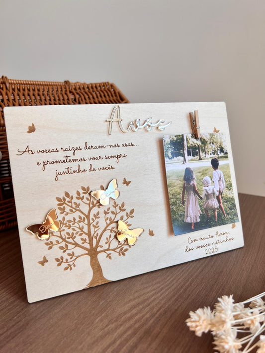 Moldura em madeira de bétula com borboletas douradas personalizadas com nomes, aplique “Avó” em acrílico branco e fotografia com três crianças, ideal para presente de Dia dos Avós.