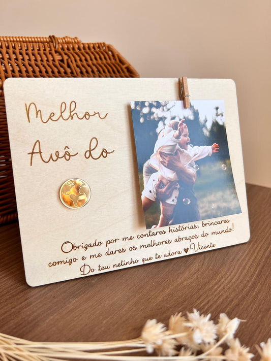 Moldura personalizada em madeira com aplique em acrílico branco, frase gravada e fotografia, ideal para presentear avós com amor