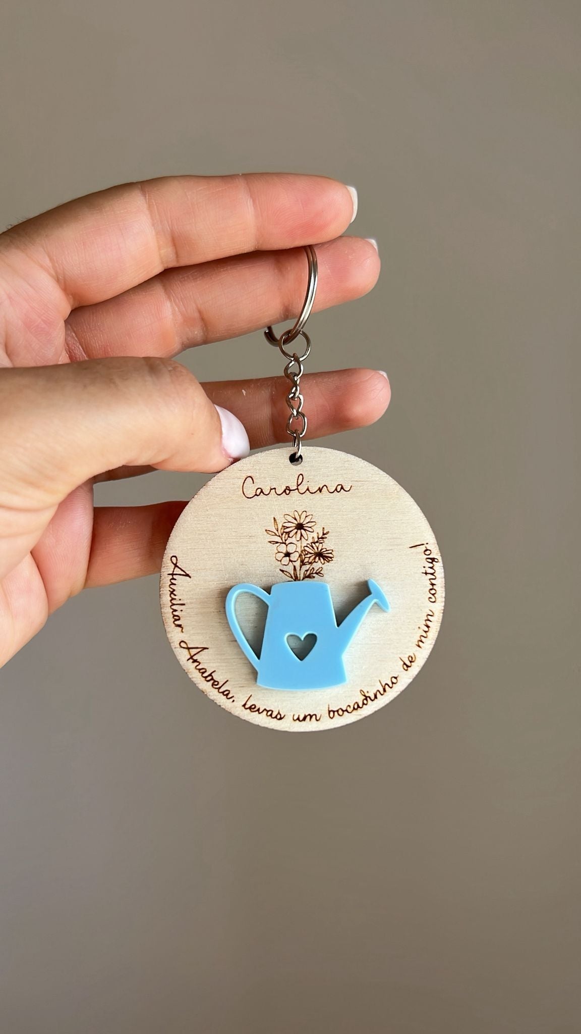 Porta-chaves de madeira com aplique de regador em acrílico, personalizado com nomes e mensagens de carinho
