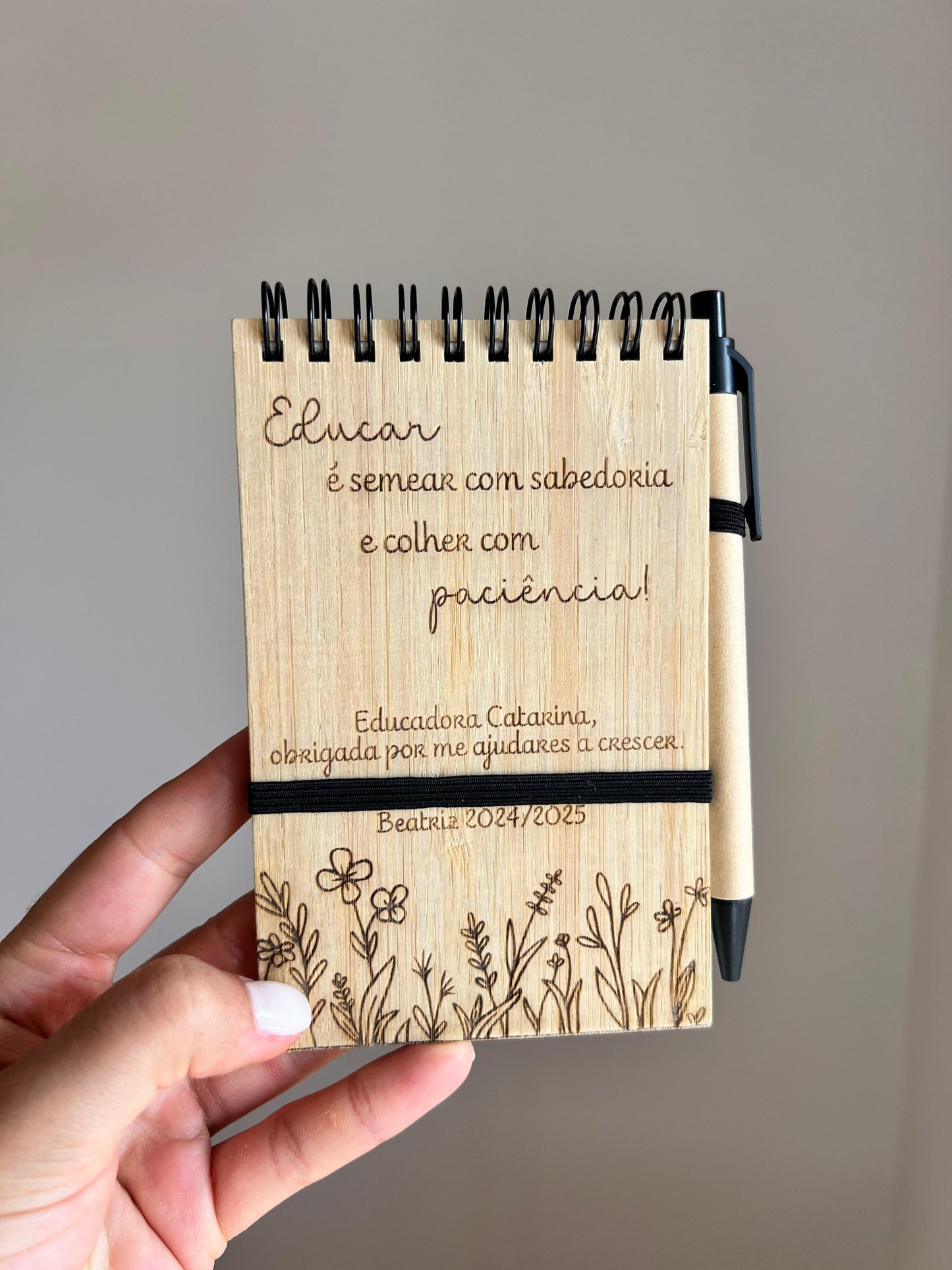 Bloco de notas em madeira com caneta kraft, personalizado com nome, frase de gratidão e ilustração floral
