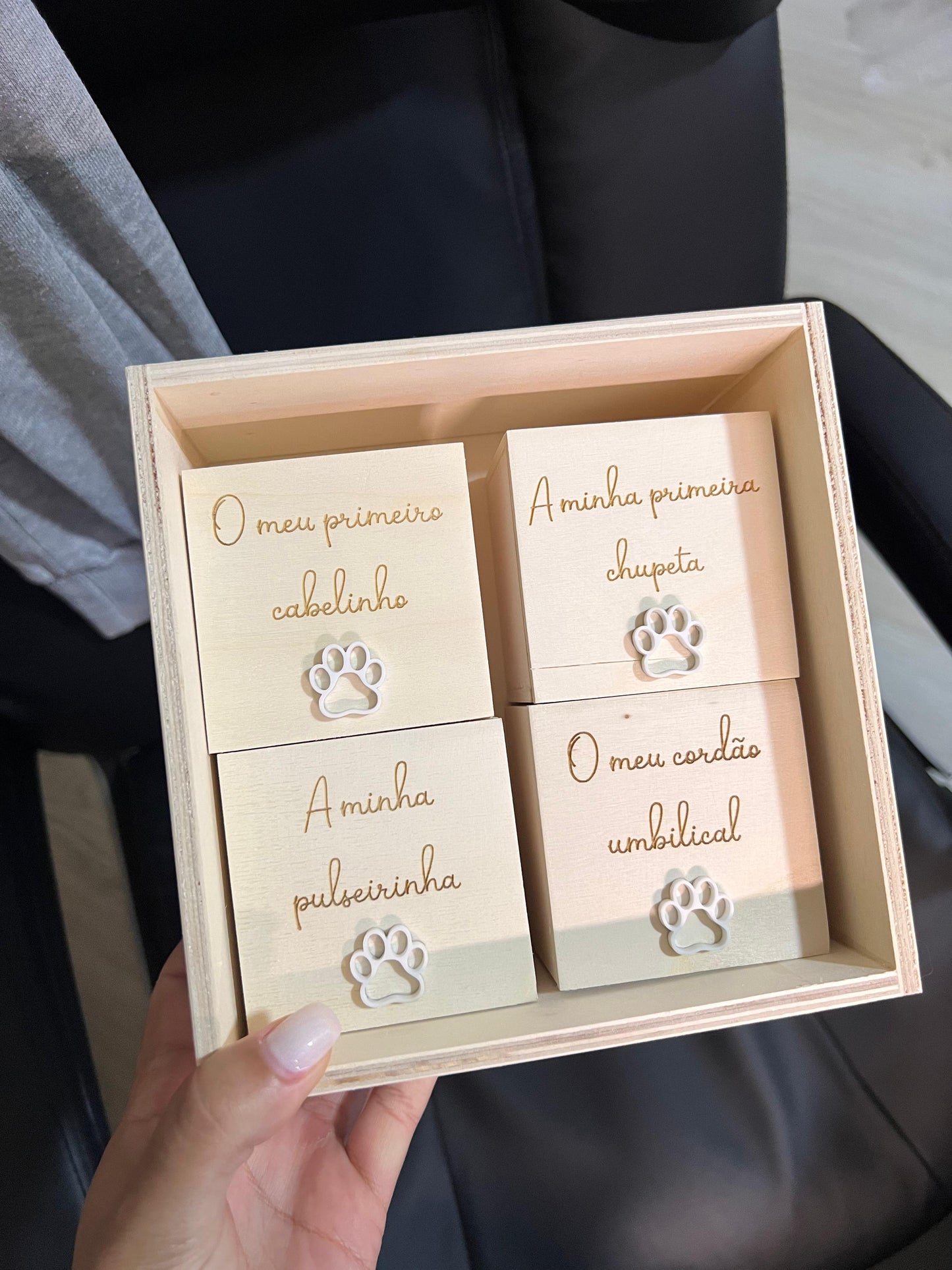 Interior de caixa de recordações em madeira com divisórias personalizadas para cabelinho, chupeta, pulseira e cordão umbilical