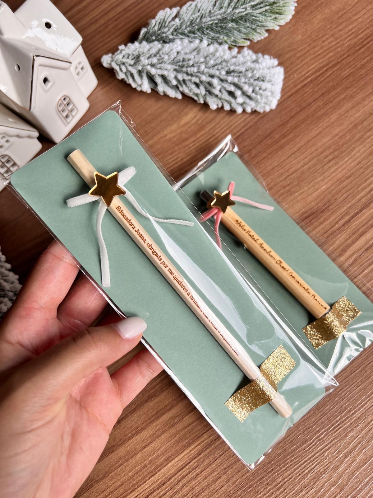 Caneta e lápis de bambu personalizados apresentados com embrulho natalício simples e elegante