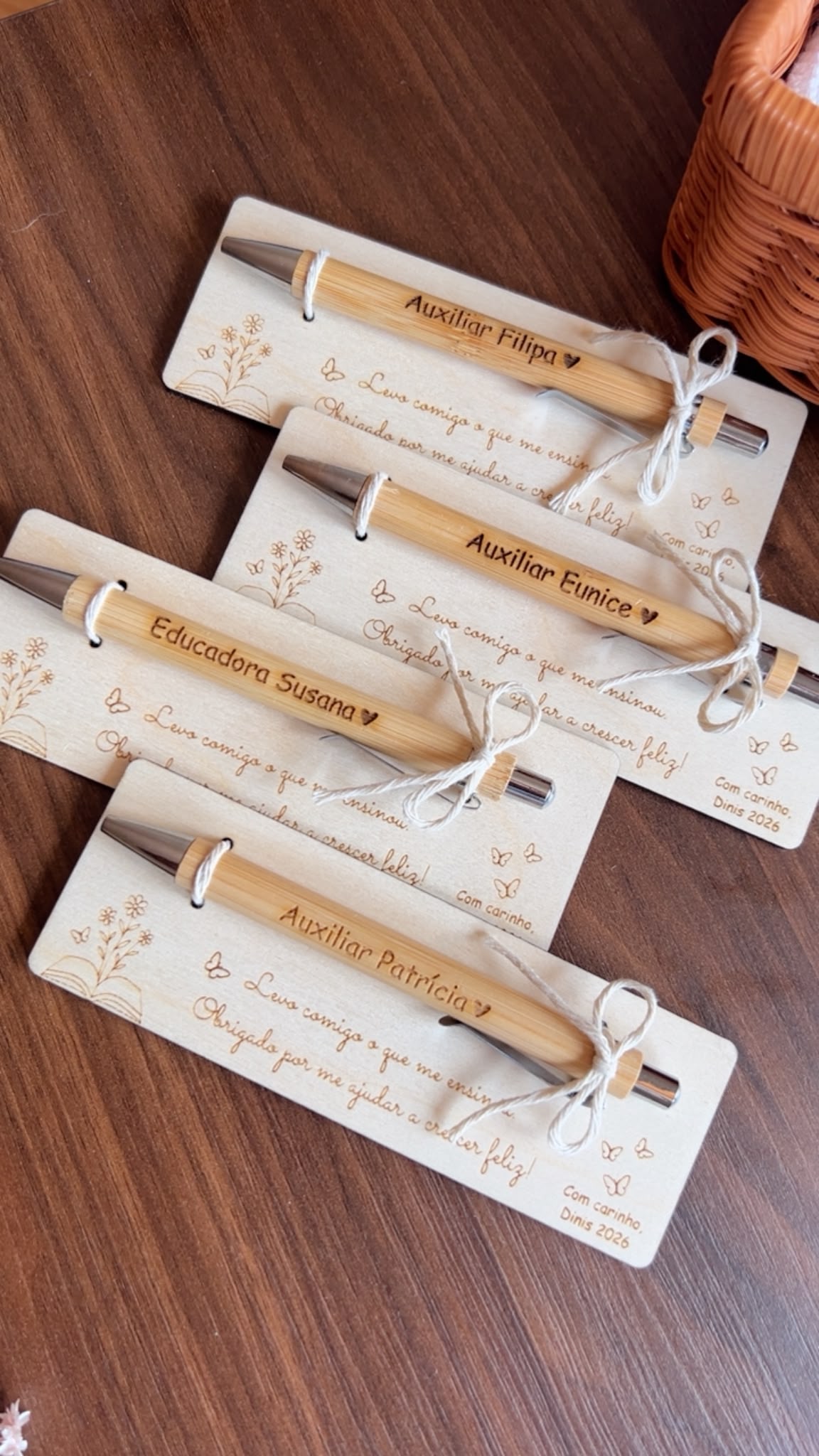 Prenda de final de ano para educadora com caneta em bambu personalizada e base em madeira de bétula