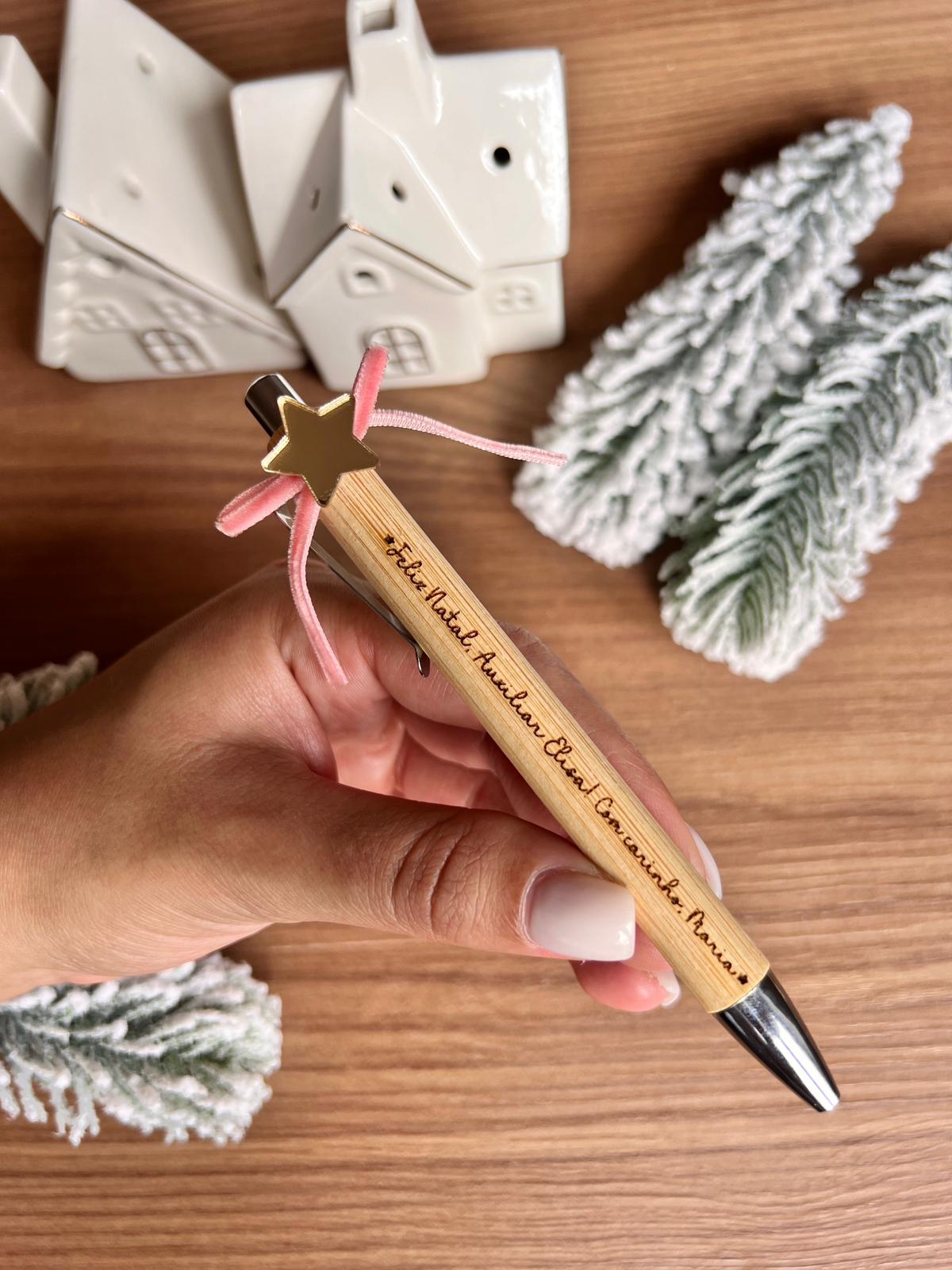 Detalhe da gravação a laser na caneta de bambu personalizada com mensagem curta