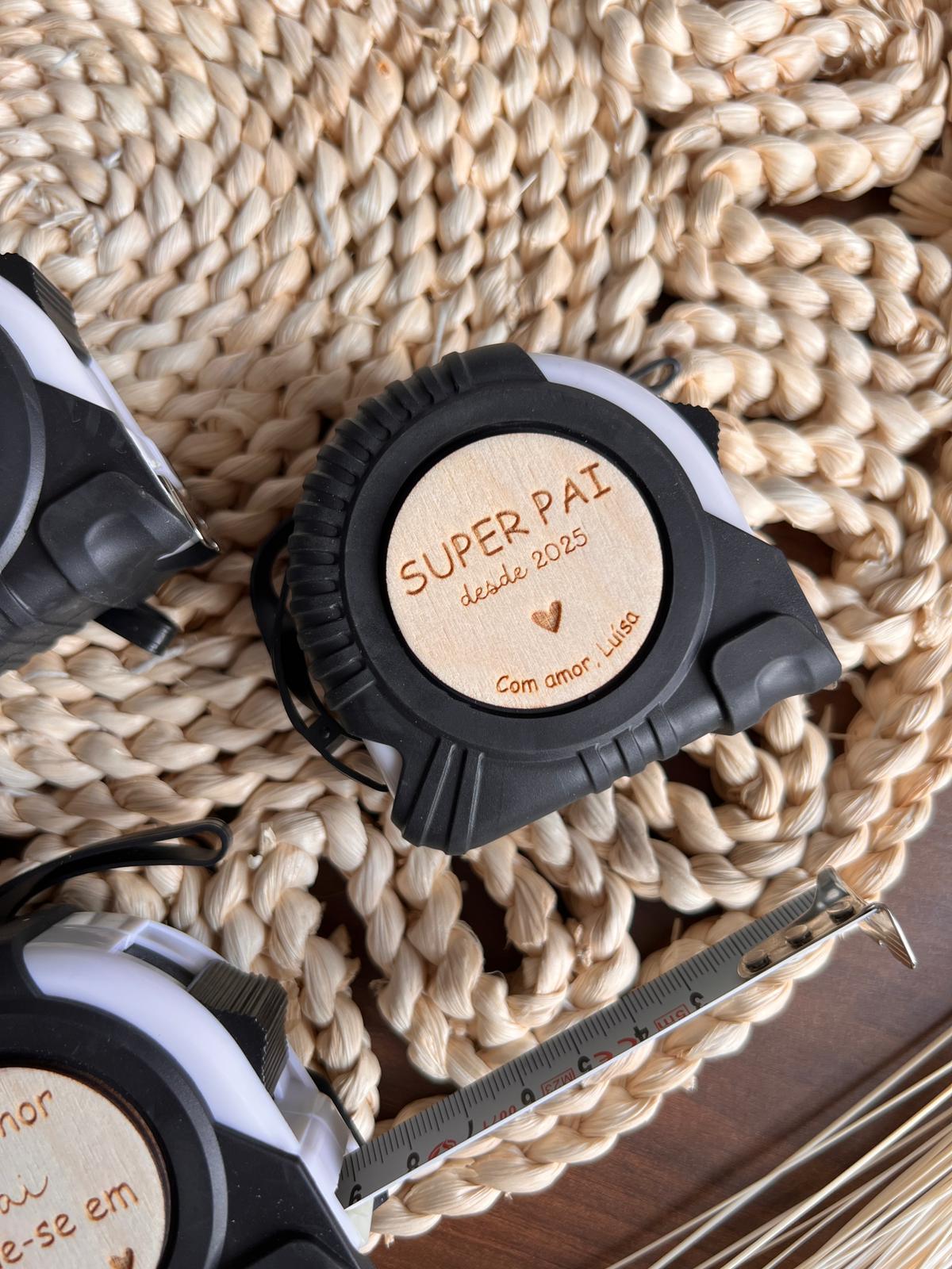 Fita métrica personalizada Dia do Pai com placa em madeira de bétula 6x6 cm gravada a laser