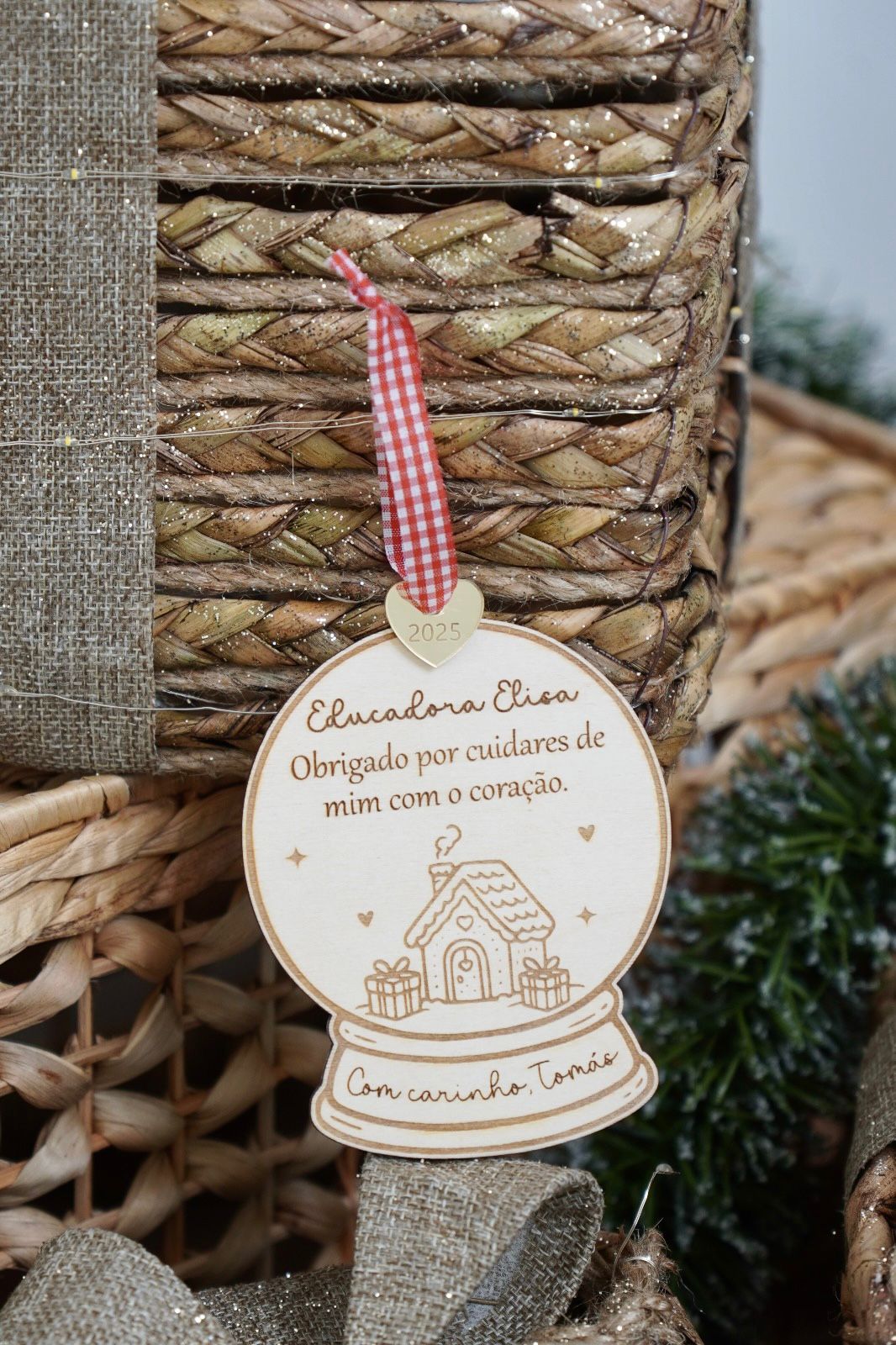 Detalhe da fita colorida personalizável do globo de Natal, para presentear a professora ou educadora