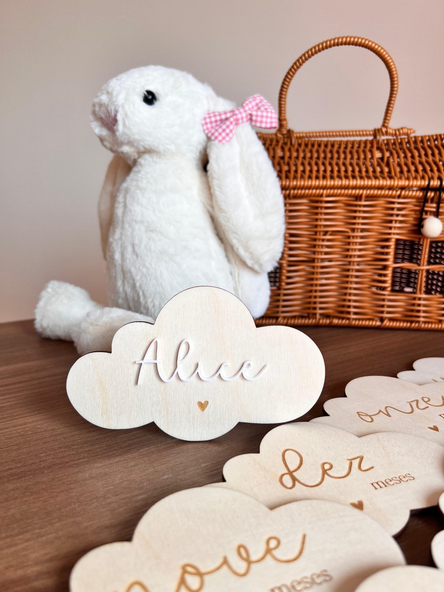 Placa personalizada com nome “Alice” em acrílico branco, em madeira de bétula, junto a coelho de peluche