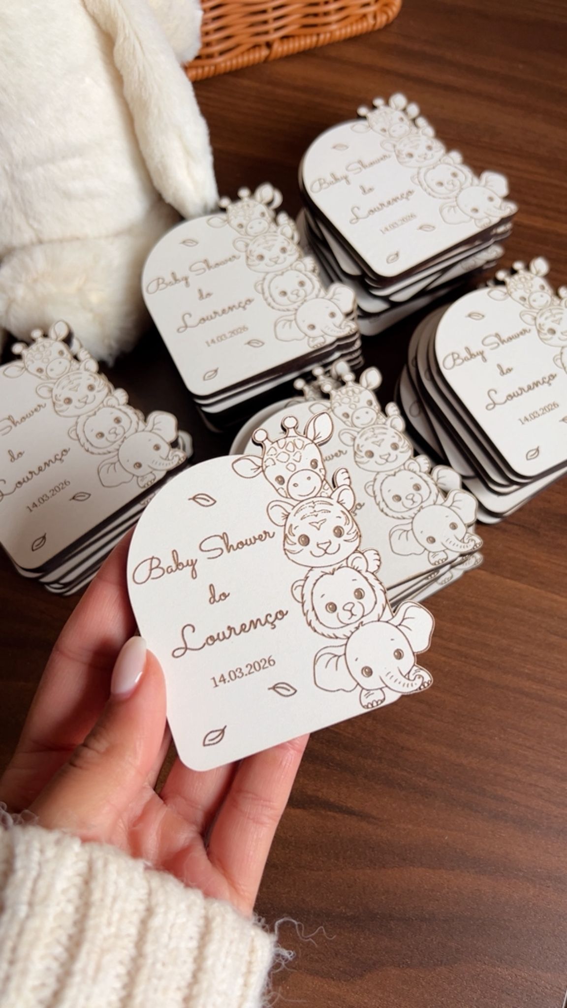 Lembrança de baby shower personalizada em MDF com animais infantis, nome e data, com íman e saco de organza, ideal para oferecer aos convidados.
