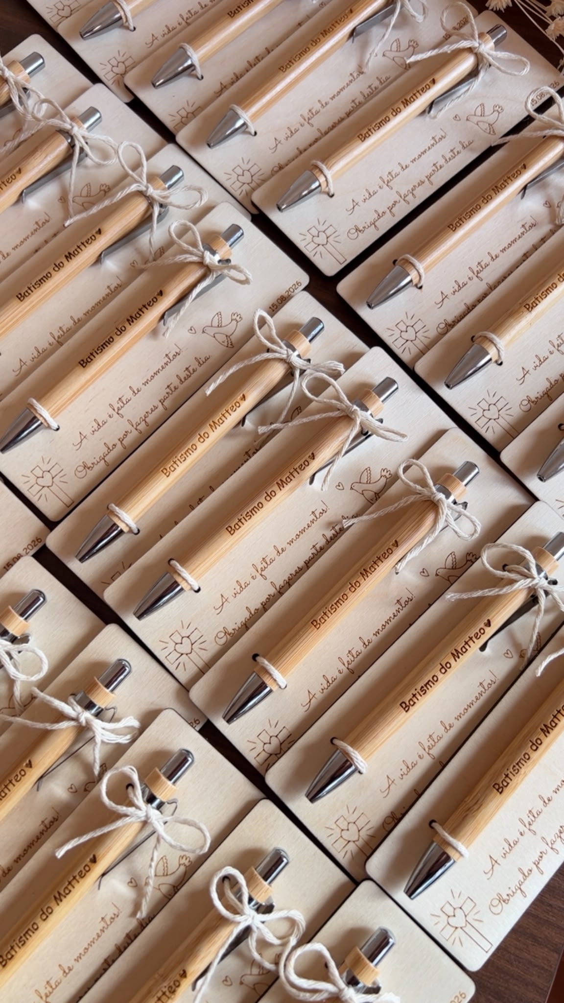 Lembranças de batizado personalizadas com caneta de bambu gravada