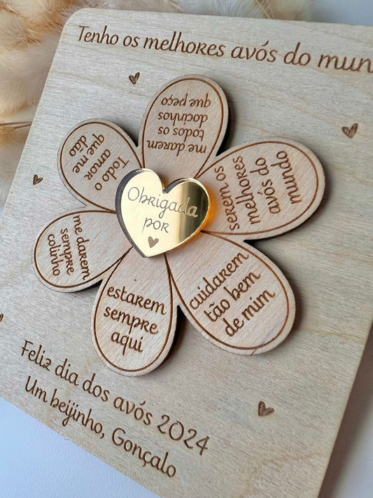 Lembrança personalizada com flor giratória em madeira de bétula e coração em acrílico dourado, com frases gravadas e nome da criança.