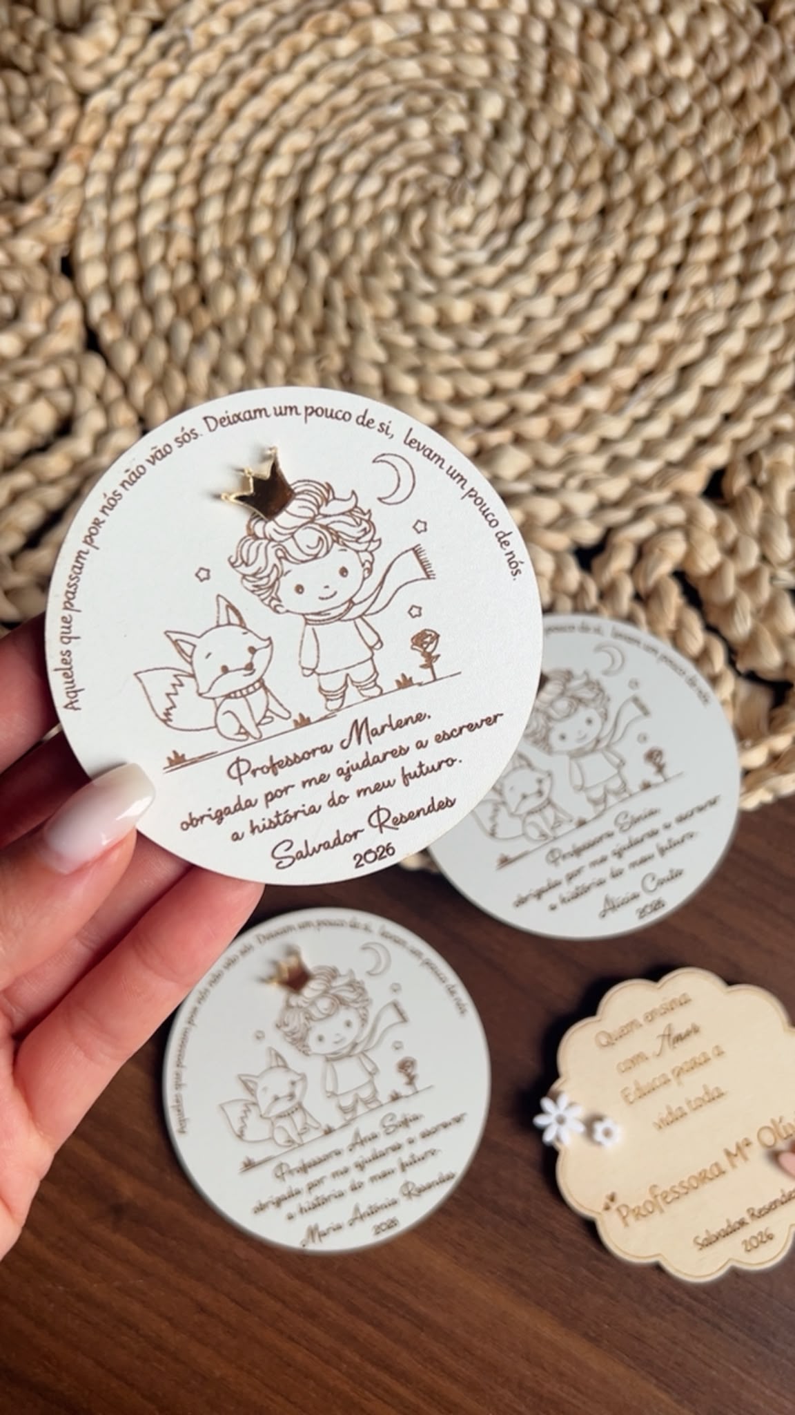 Íman personalizado para educadora com mensagem de agradecimento, nome da criança e gravação a laser em MDF.