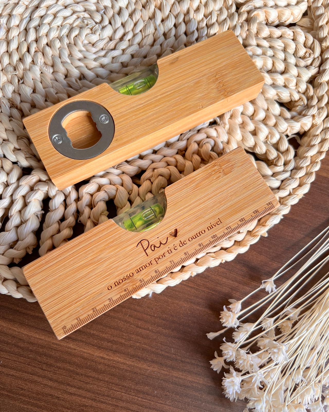 Nível em bambu personalizado para Pai com régua e abre garrafas gravado a laser e com mensagem personalizada