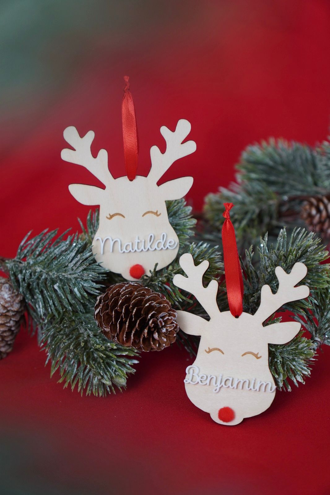 Pendente de Natal em madeira com nome personalizável e fita vermelha – decoração natal personalizada