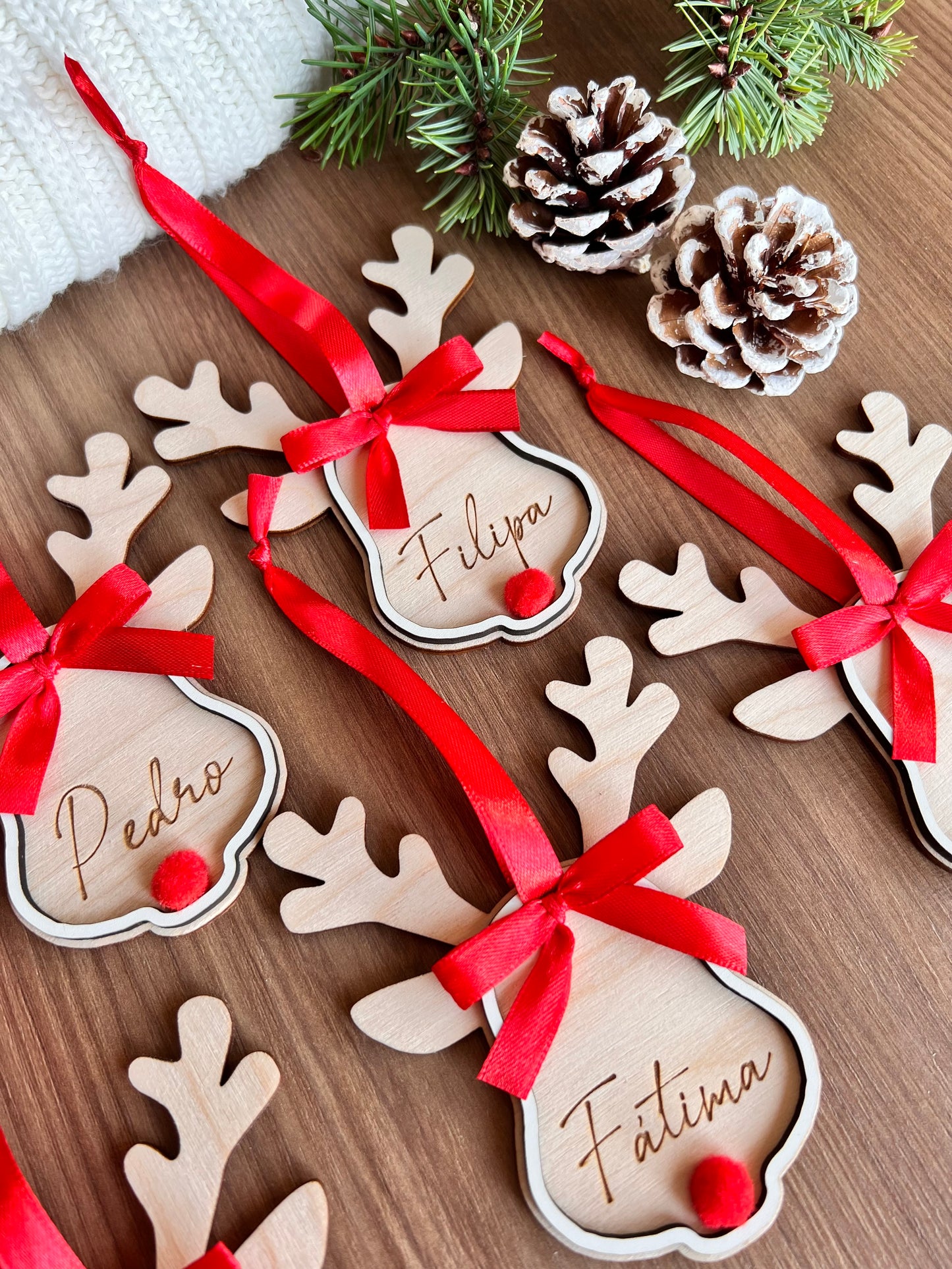 Pendente de Natal em formato de rena em madeira de bétula com nome gravado e fita dourada – ornamento natalício único