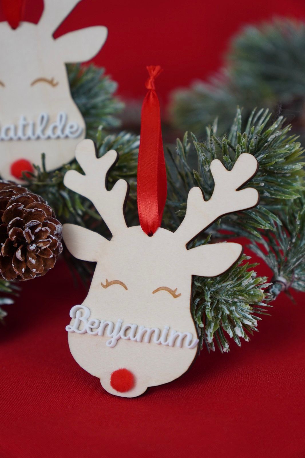 Pendente de Natal em formato de rena em madeira de bétula com nome gravado e fita dourada – ornamento natalício único