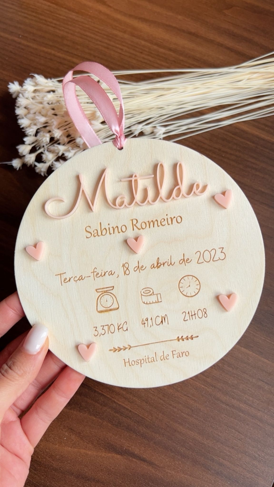 Placa de nascimento em madeira com fita à escolha e gravação personalizada