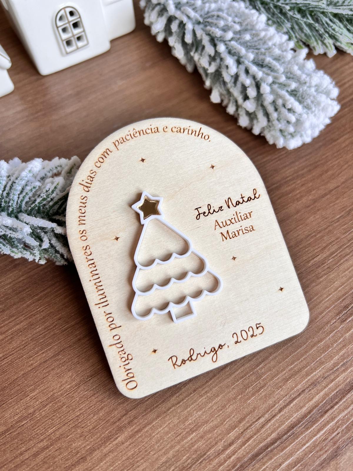 Placa de Natal personalizada em madeira com árvore em acrílico branco e nome gravado, ideal para presentear educadora ou professor