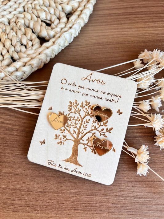 Placa personalizada em madeira com corações de acrílico dourado espelhado gravados com nomes de netos, ideal para presente de Dia dos Avós