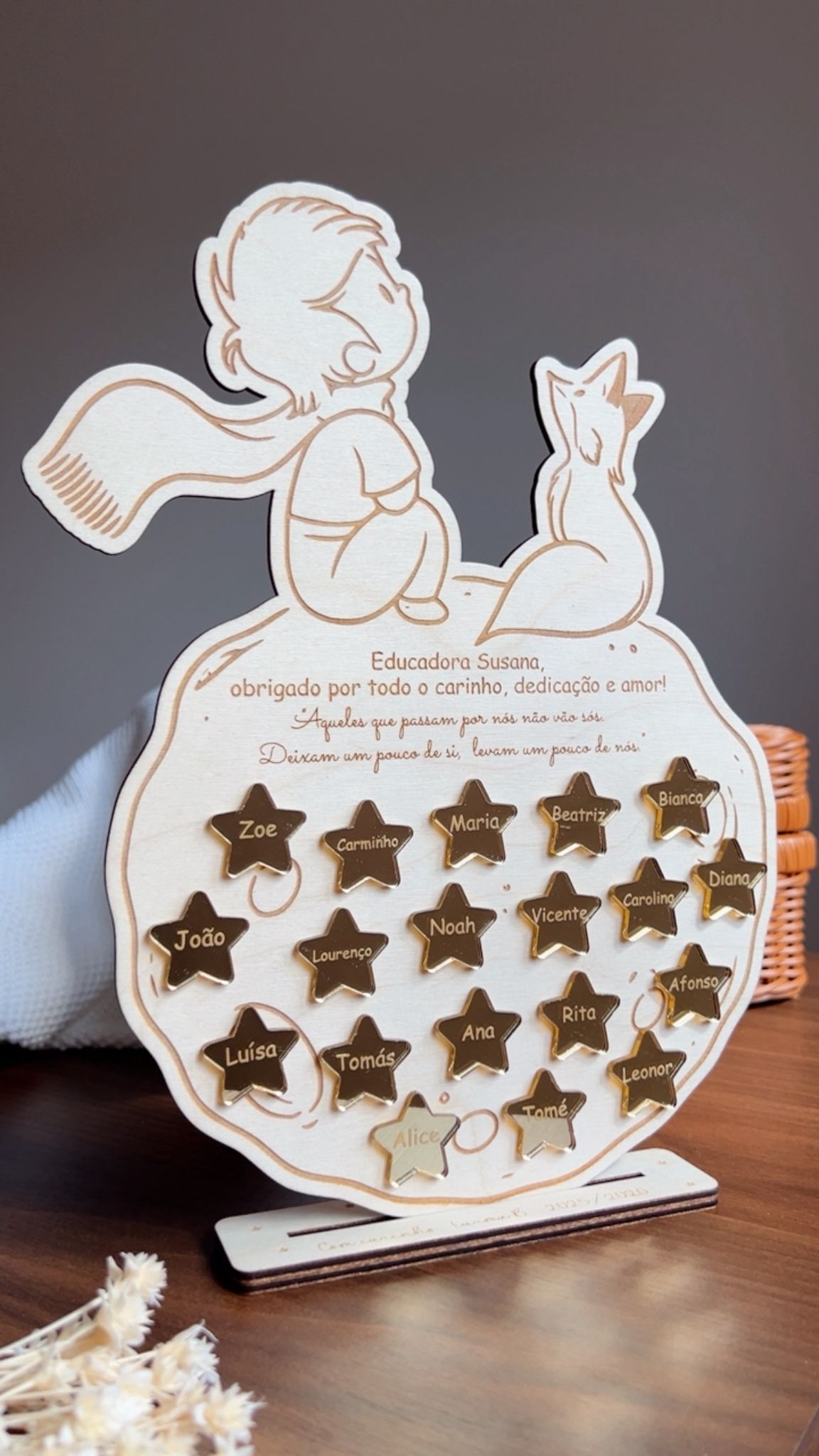 Presente emocionante para educadora inspirado no Principezinho com nomes da turma em acrílico dourado