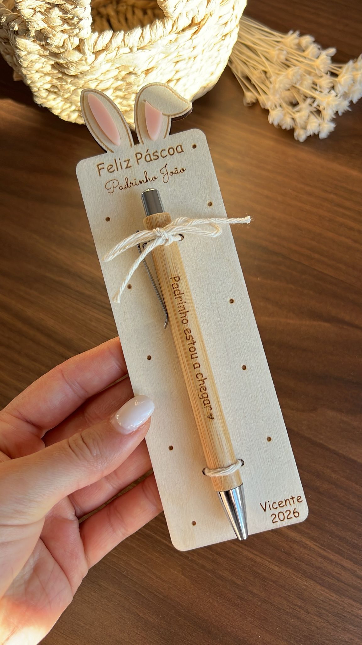Presente personalizado para padrinho com caneta em bambu e base em madeira com gravação especial