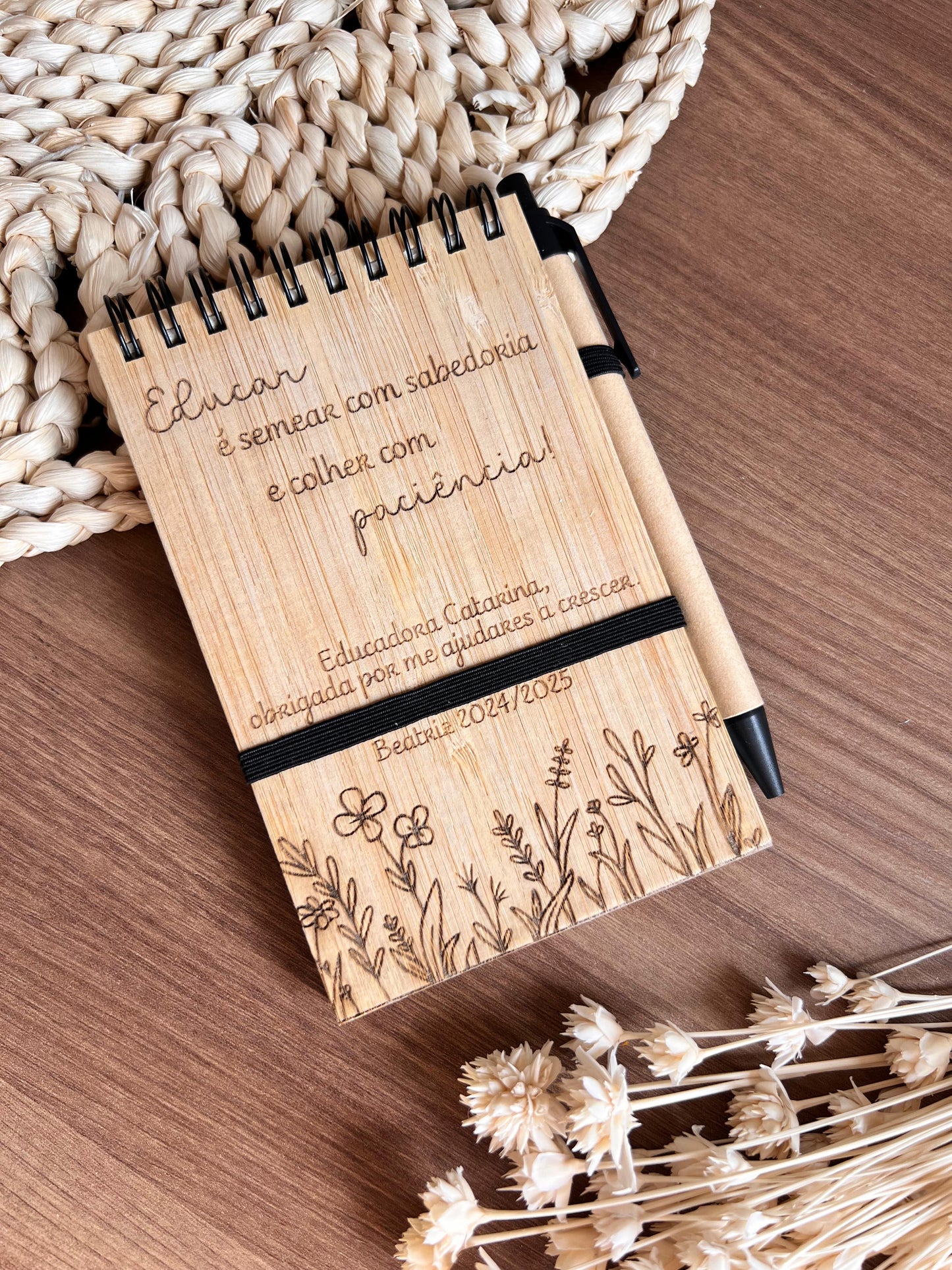 Bloco de notas personalizado em madeira com frase gravada, nome da educadora e flores, ideal como presente de agradecimento no fim do ano escolar