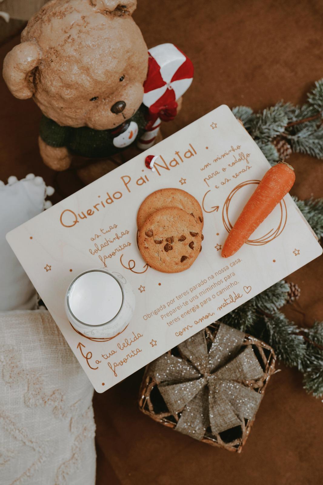 Detalhe da tábua do Pai Natal personalizada com nome da criança, gravada a laser, para colocar leite e bolachas na noite de Natal