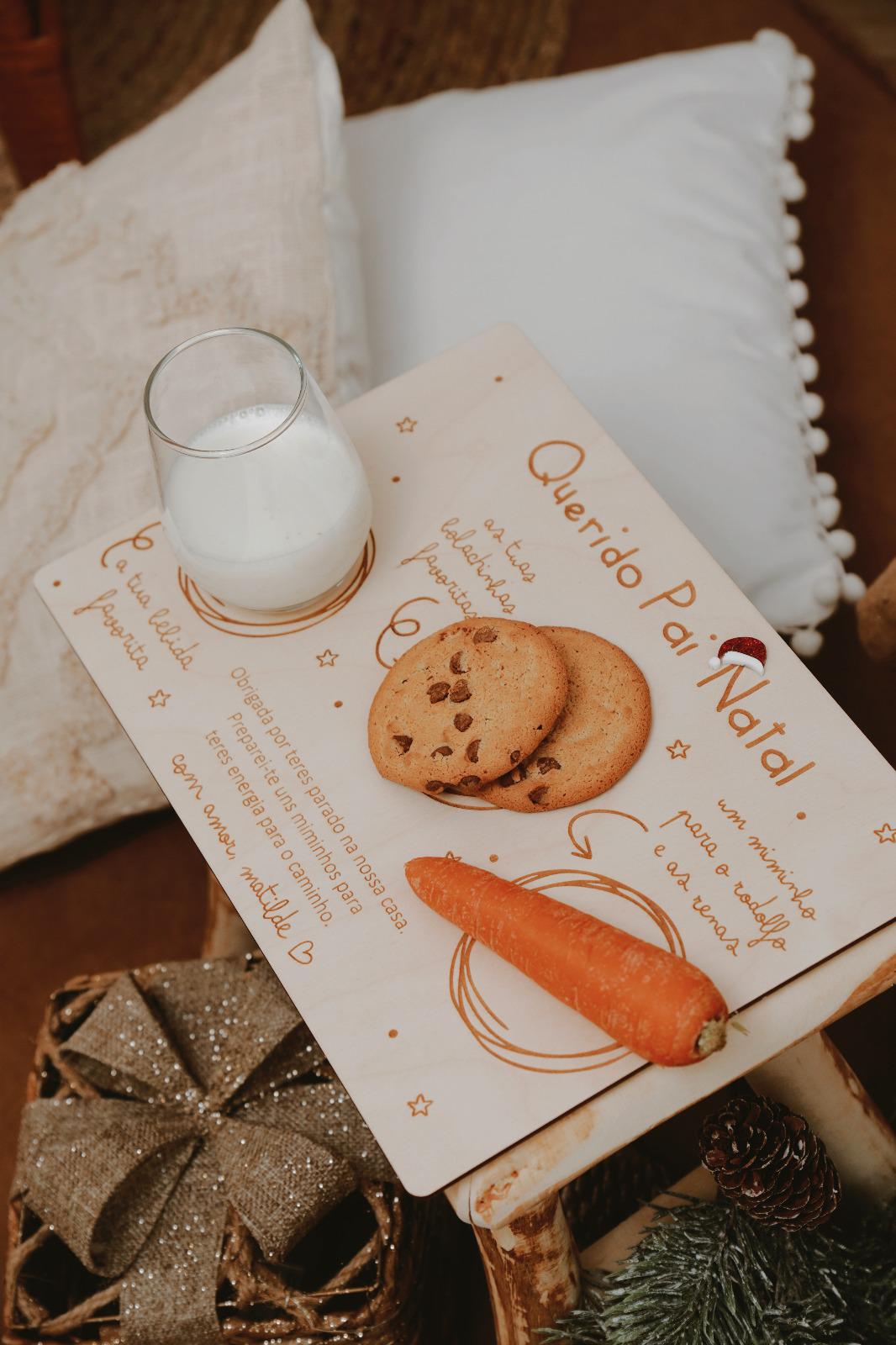 Tábua do Pai Natal personalizada em madeira bétula, com bolachas, leite e cenoura, perfeita para a noite de Natal
