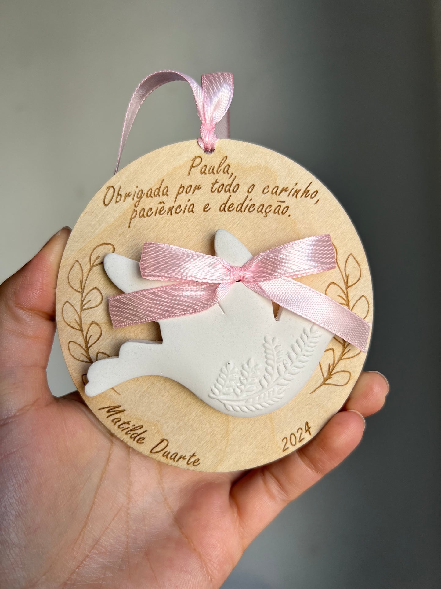 Lembrança com base de madeira e pomba de gesso perfumado para Educadoras/ Auxiliares / Professoras