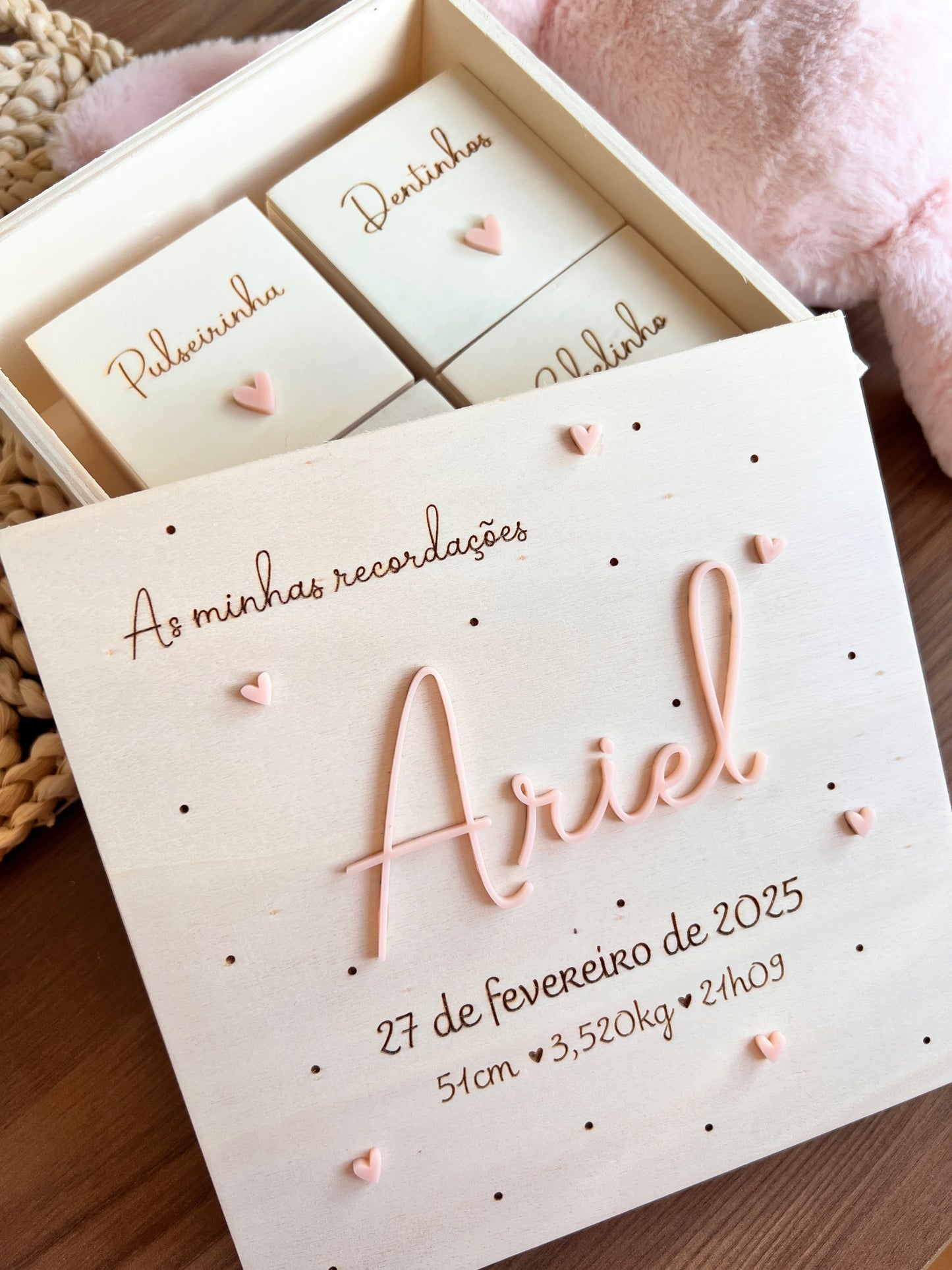 Caixa de memórias para recém-nascido personalizada em madeira natural