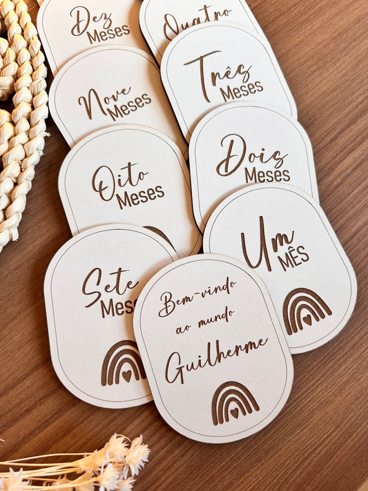 Conjunto de Placas em Madeira para Registar os Primeiros Meses do Bebé – Personalizado com Nome