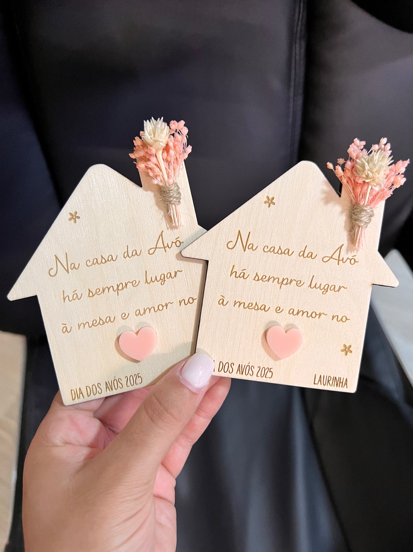 Placa decorativa em forma de casinha com flores secas – Lembrança especial para avós