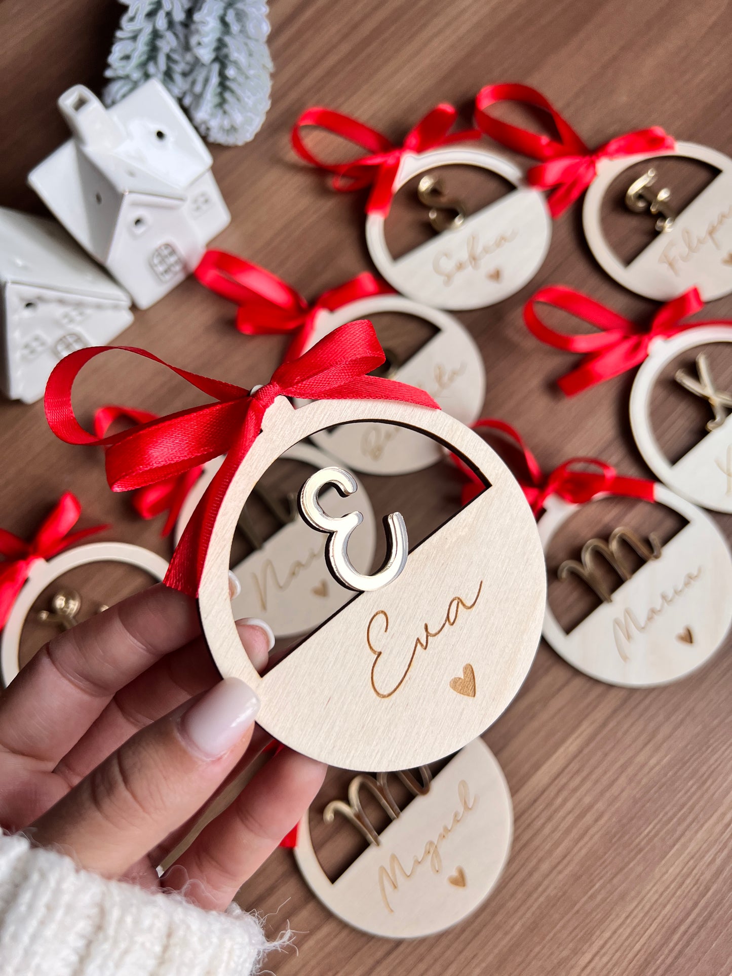 Ornamento de Natal com inicial e nome
