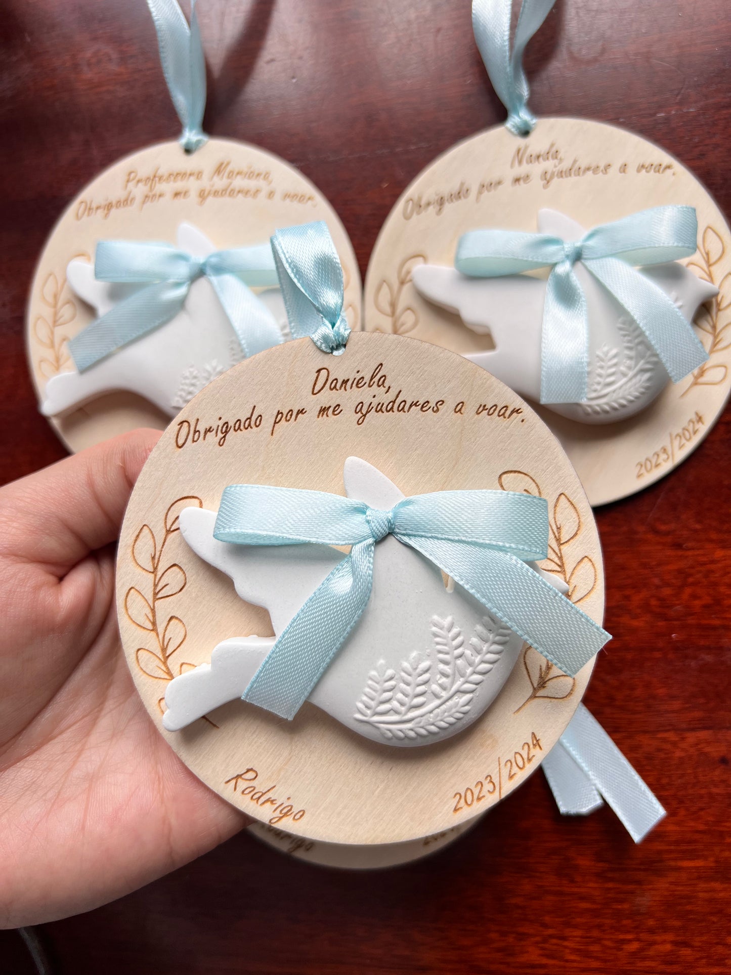 Lembrança com base de madeira e pomba de gesso perfumado para Educadoras/ Auxiliares / Professoras