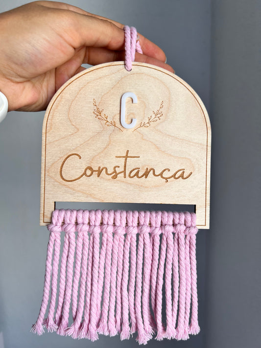 Placa com nome e franja de cordel