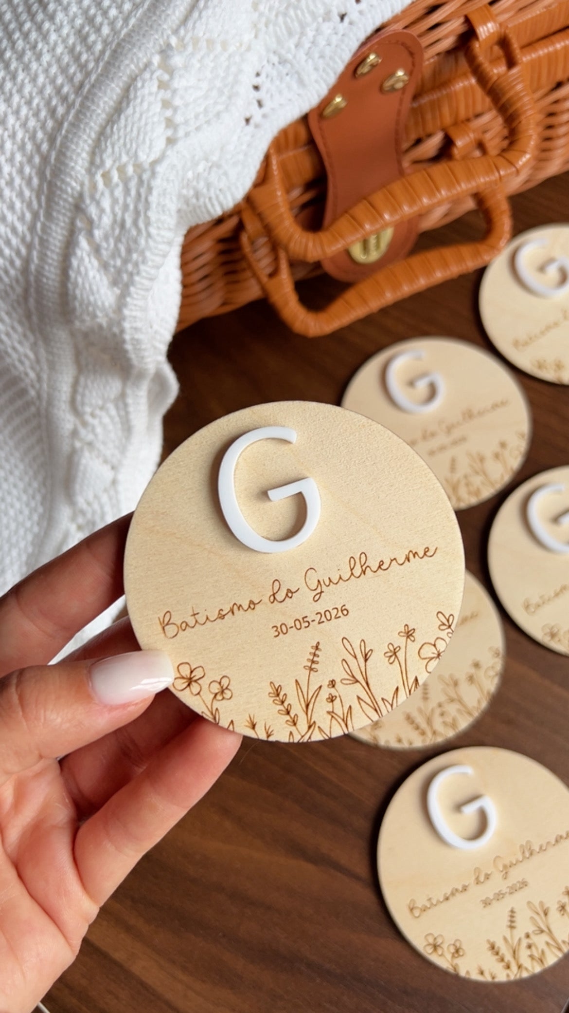 Lembrança Personalizada em Madeira para Batizado, Nascimento ou Aniversário com Íman e Saco de Organza – Modelo campo de flores